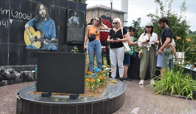 Sanatçı Kazım Koyuncu vefatının 19. yılında Artvin'deki kabri başında anıldı