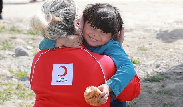 Türk Kızılay, 350 bin gönüllüsüyle yaraları sarmaya devam ediyor