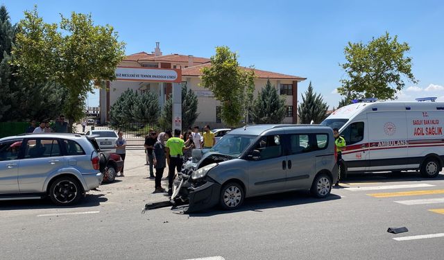 Trafik kazasında 3 kişi yaralandı