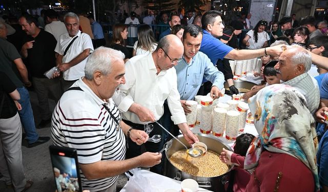 Başkan Ekicioğlu aşure dağıttı