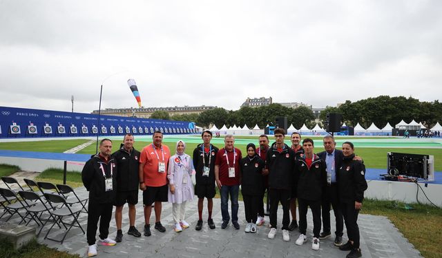 Bakan Bak, Paris'te Milli sporcuları ziyaret etti