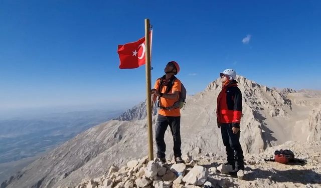 Dağcılarımız, Eznevit Zirvesi’ne tırmandı