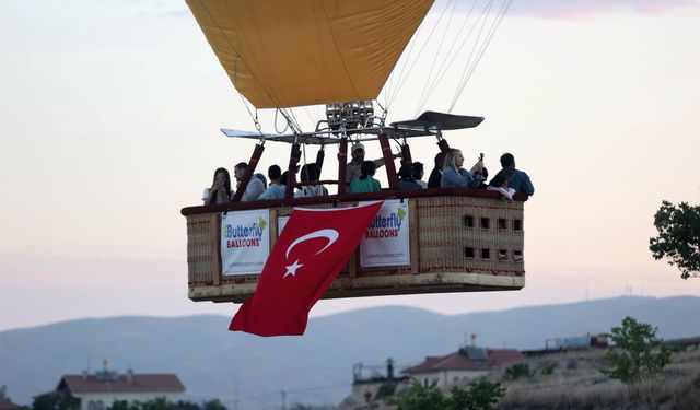 Kapadokya'da sıcak hava balonları Türk bayrakları ve posterlerle uçtu