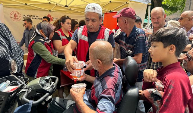 Vakıflar Bölge Müdürlüğü 4 bin 250 adet aşure dağıttı