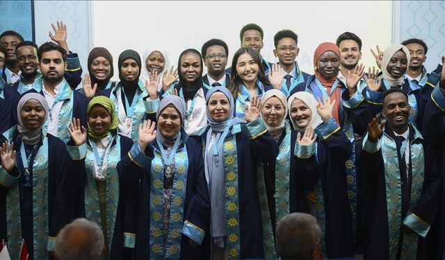 Maarif Vakfı, Türkiye'deki eğitimlerini tamamlayan mezunları için tören düzenledi