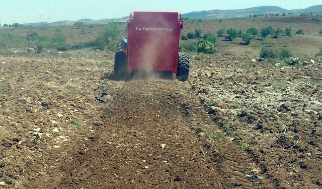 Kırşehir'de çiftçinin tarlasına taş toplama desteği sunuluyor