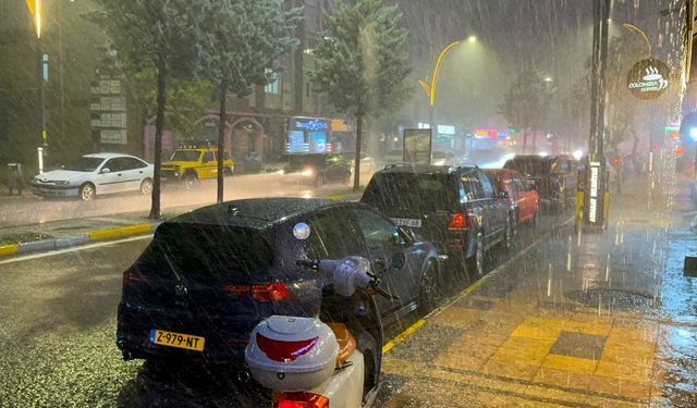 Sağanak su baskınlarına yol açtı, dolu araçlara hasar verdi