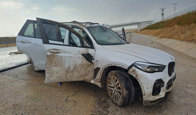 Bariyerlere çarpan otomobildeki 2 kişi öldü, 3 kişi yaralandı