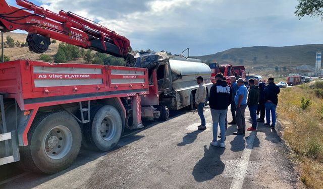 Devrilen akaryakıt yüklü tanker yoldan kaldırıldı