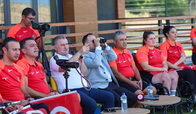 Bakan Bak’tan Paralimpik sporcuların aile ve antrenörlerine teşekkür