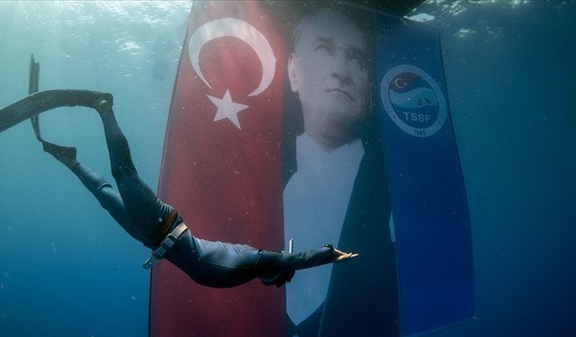 Büyük Zafer'in 102. yıl dönümünü deniz altında kutladılar