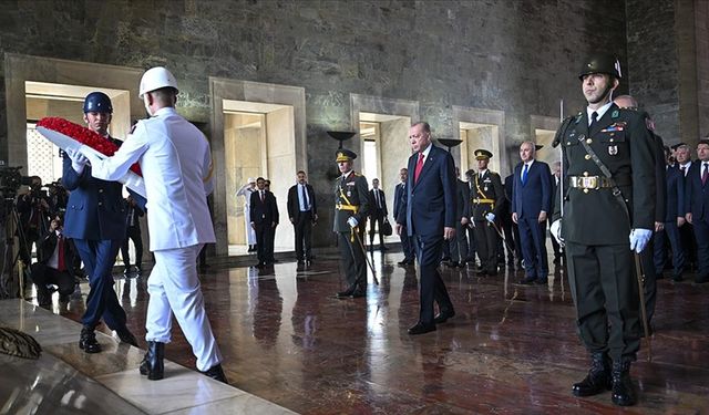 Cumhurbaşkanı Erdoğan başkanlığındaki devlet erkanı, Anıtkabir'i ziyaret etti