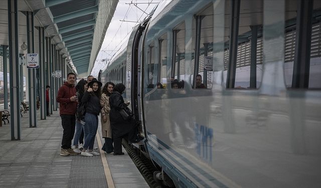 Trenlerle bu yıl yaklaşık 3,8 milyon genç yüzde 15 indirimli seyahat etti