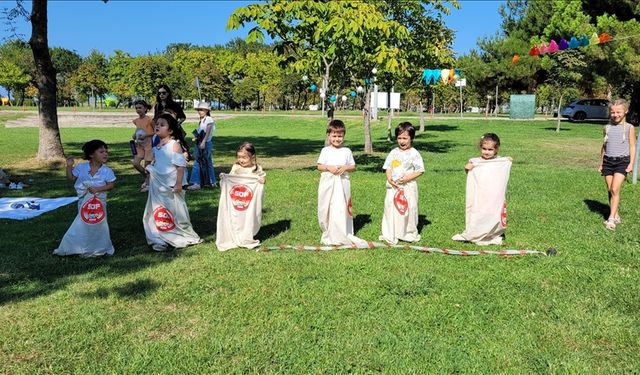 Çocuklar "Gezici Kütüphane" sayesinde unutulmaya yüz tutan sokak oyunlarıyla tanışıyor