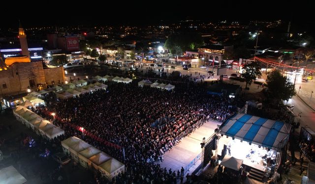 Günlerdir doldurulamayan meydana  vatandaşlar yoğun katılım sağladı