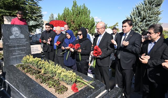 'Bozkırın Tezenesi' mezarı başında anıldı