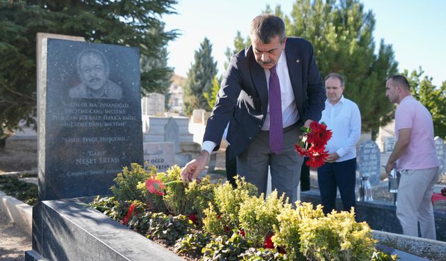 Bakan Tekin, Neşet Ertaş'ın kabrini ziyaret etti