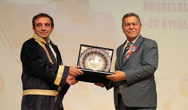 Yerli aşı TURKOVAC'ı geliştiren Prof. Dr. Özdarendeli'ye Ahilik kaftanı giydirildi