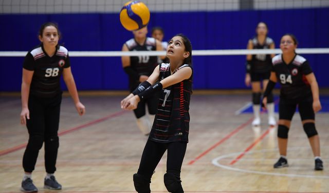 KÜÇÜK KIZLAR VOLEYBOLDA HEYECAN YARIN BAŞLIYOR