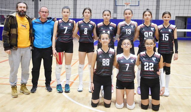 Küçük kızlar voleybolda dev maç Akademi’nin