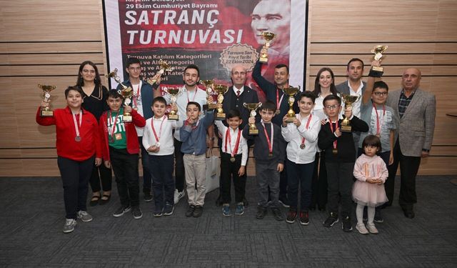 SATRANÇ TURNUVASI’NDA DERECEYE GİRENLERE ÖDÜLLERİ VERİLDİ