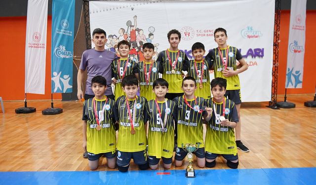 Küçük erkek voleybolda şampiyon Erol Güngör