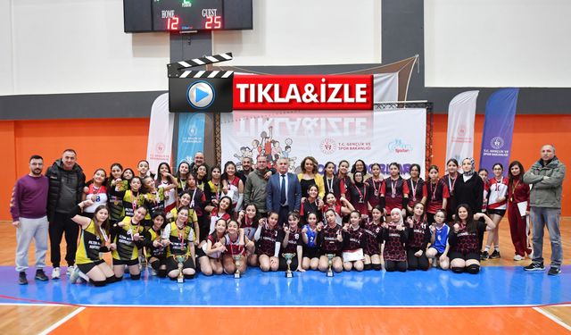 KÜÇÜK KIZLAR VOLEYBOL MAÇLARI SONA ERDİ