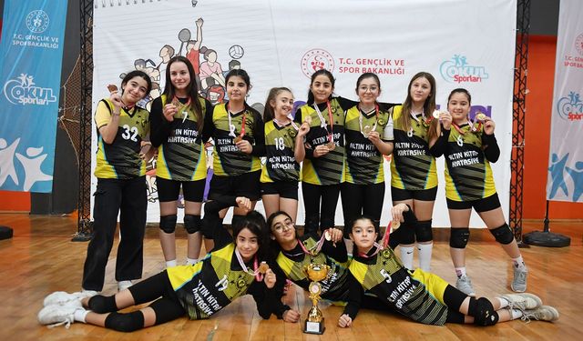 Küçük kızlar voleybolda şampiyon Cumhuriyet Ortaokulu