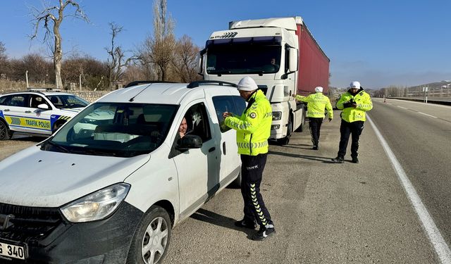 Kırşehir'de bölge trafik ekipleri araçları tek tek inceledi