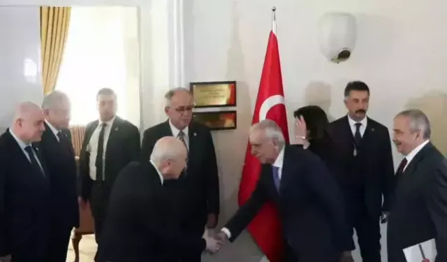 MHP Lideri Bahçeli, DEM Partili heyeti kapıda karşıladı