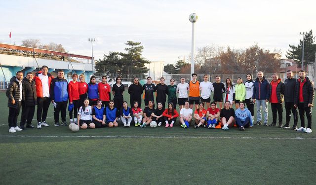 Kadın futbolcu adayları için seçmeler yapıldı