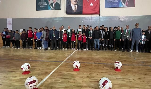 Mucur’da gençlere spor malzemeleri dağıtıldı