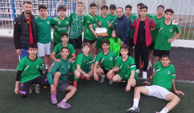 Antrenör Doğan’dan U16 takımına tatlı ikramı