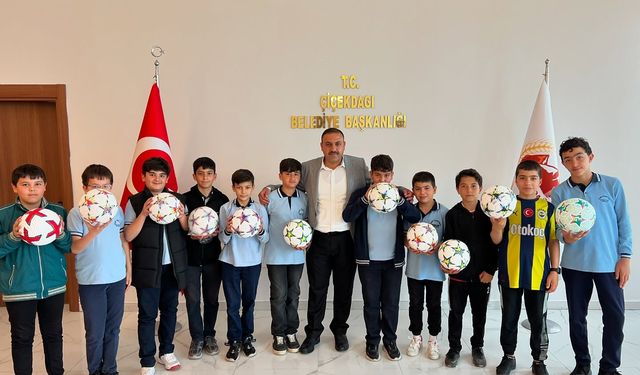 Futsalın şampiyonlarından Başkan Hakanoğlu’na ziyaret