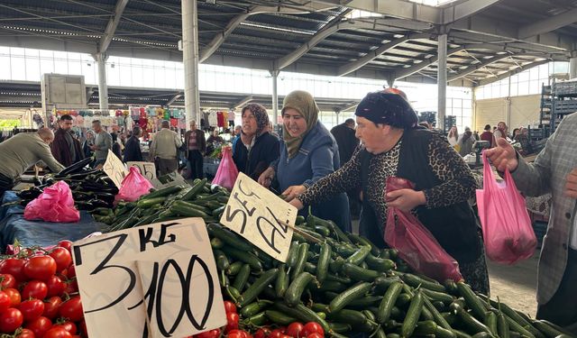 Ekonomik Zorluklara Rağmen Pazar Alışverişi Sürüyor