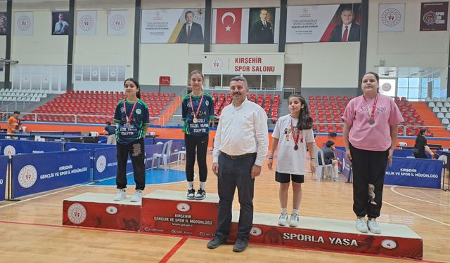 Masa Tenisinde dereceye girenler ödüllendirildi