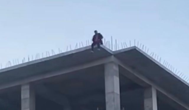 Kırşehir'de inşaat halindeki Hükümet Konağı'na çıkarak yürekleri ağza getirdi