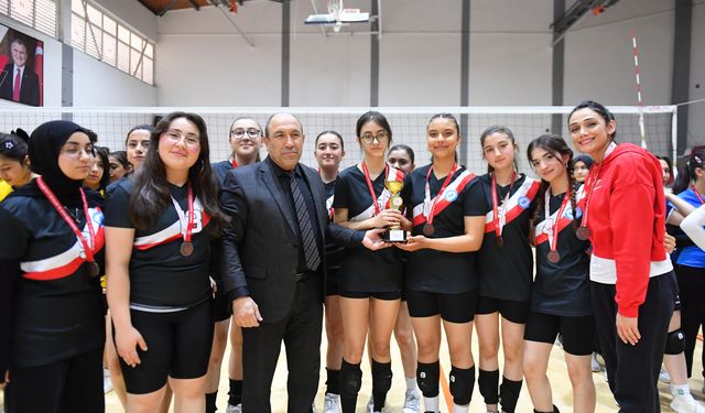 Sosyal Bilimler, Voleybol B’de İl 3'üncüsü oldu