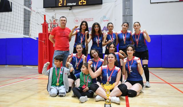 Voleybol B’nin şampiyonu Ahi Evran oldu