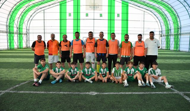 Babalar ve oğullar futbol maçında karşılaştı