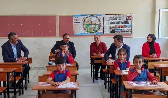 Başkan Hakanoğlu karne töreninde öğrencilerle buluştu