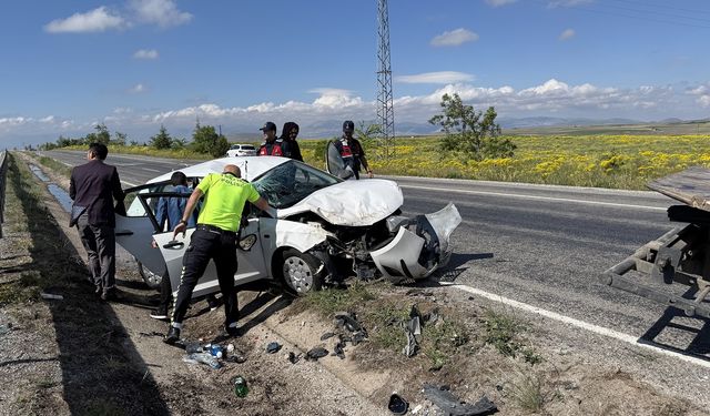 Otomobil bariyerlere çarptı 4 kişi yaralandı!
