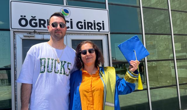 Çocuklarının kendisinden habersiz başvuru yaptığı YKS’ye girip, 59 yaşında üniversiteden mezun oldu