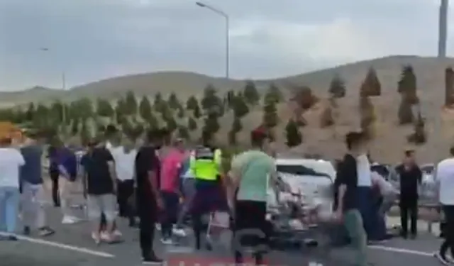 Niğde’de otomobil ile kamyon çarpıştı: 1 ölü, 4 yaralı
