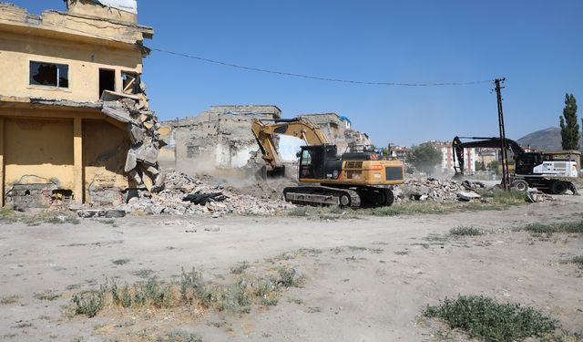 Melikgazi’de Güvenlik Açısından Riskli 5 Yapı Yıkıldı