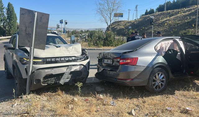 Sivas'ta Trafik Kazası: İki Otomobil Çarpıştı, 5 Yaralı