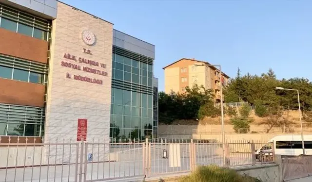 Belediyenin 7 temizlik aracı kül oldu