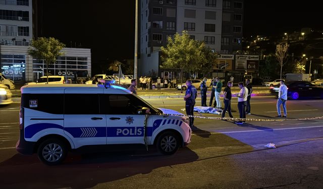 Kamyonetin çarptığı yaya, otomobilin altında kaldı