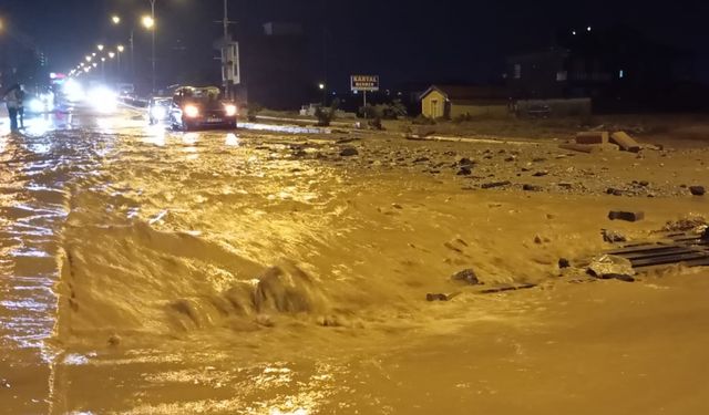 Etkili sağanak sele dönüştü