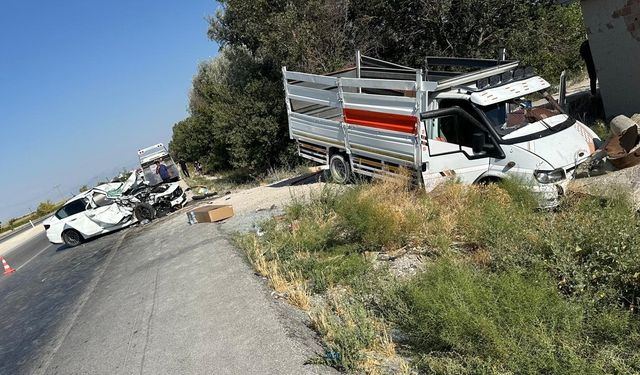 Kamyonet ile otomobil çarpıştı: 1 ölü, 5 yaralı